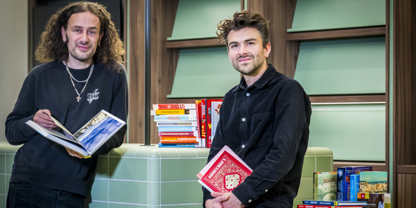 2 medewerkers van de bib aan de nieuwe onthaalbarie